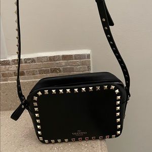 Valentino Garavani - Small Rockstud calfskin crossbody bag in black